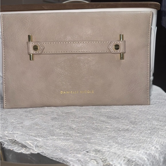 Chic Danielle Nicole Envelope Portfolio Clutch in nude/taupe /gold hardware - Picture 7 of 9
